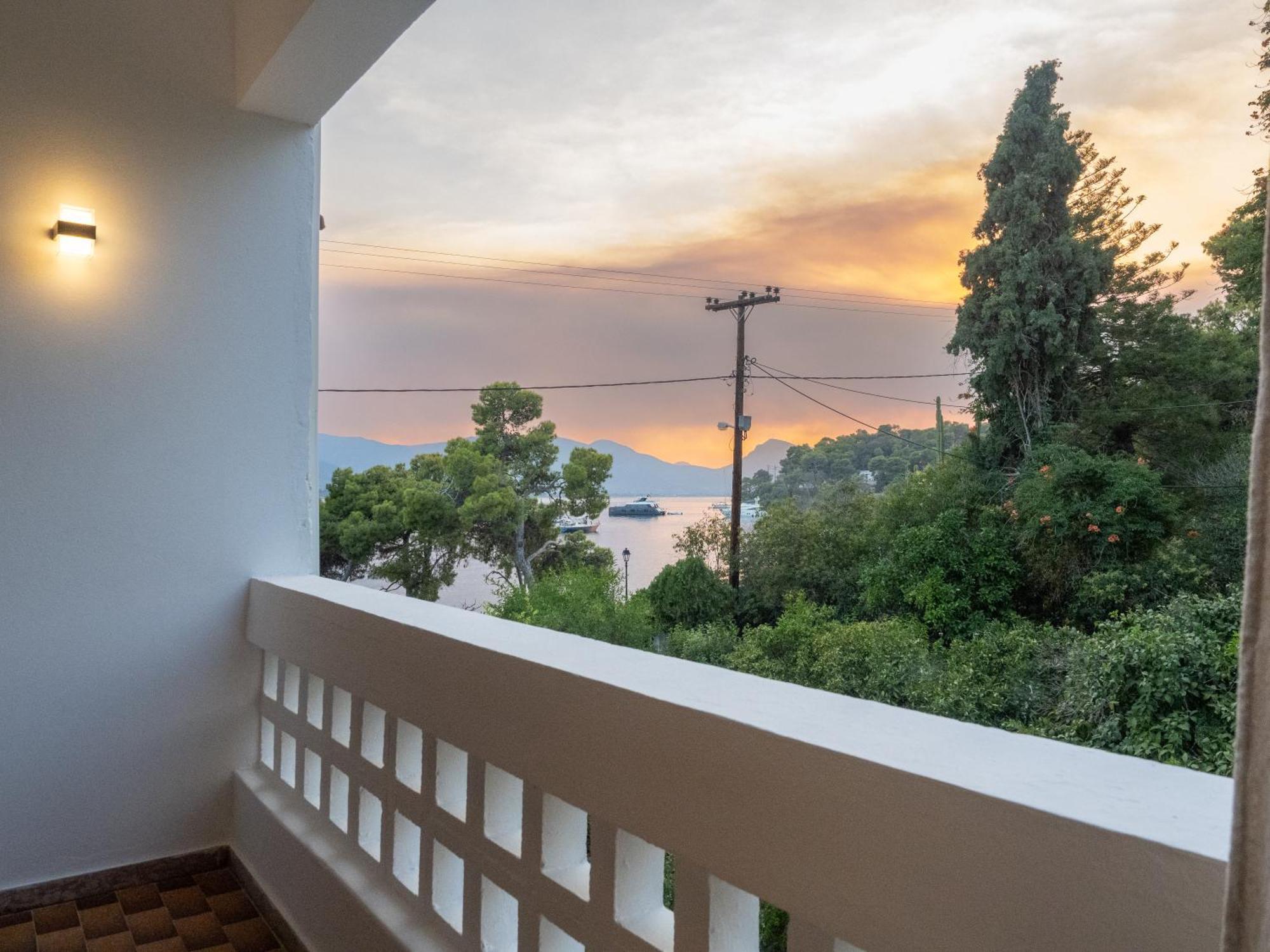 Seaview Apartment - Poros Relaxing Beachfront Flat Poros Town Exterior photo