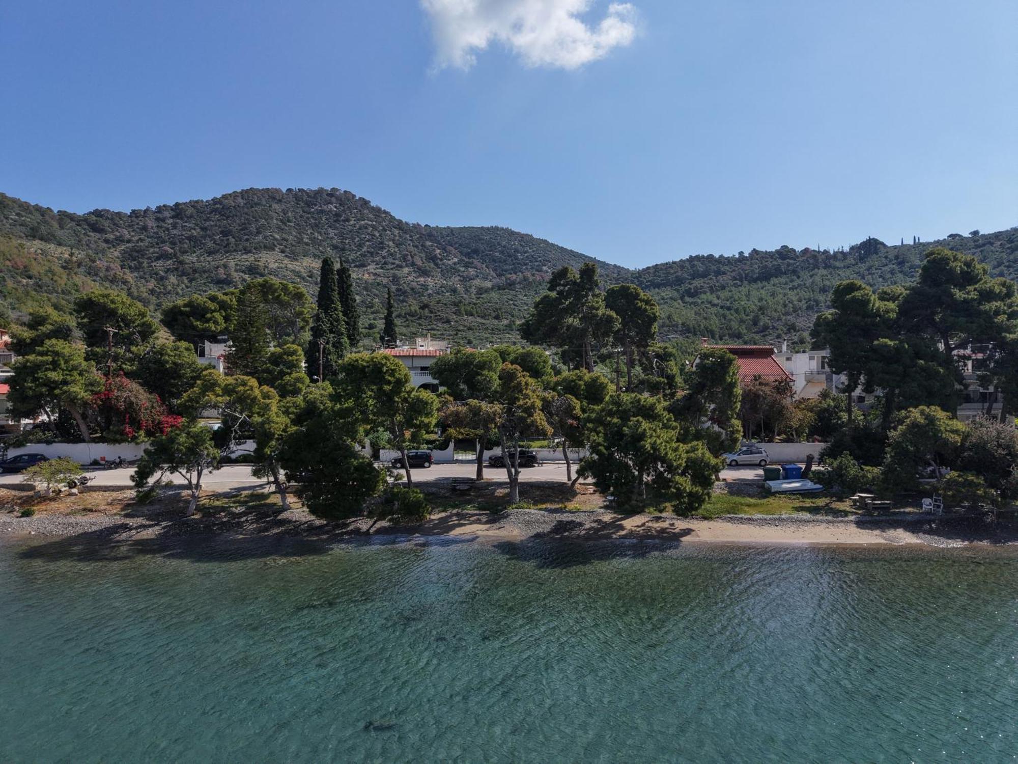 Seaview Apartment - Poros Relaxing Beachfront Flat Poros Town Exterior photo