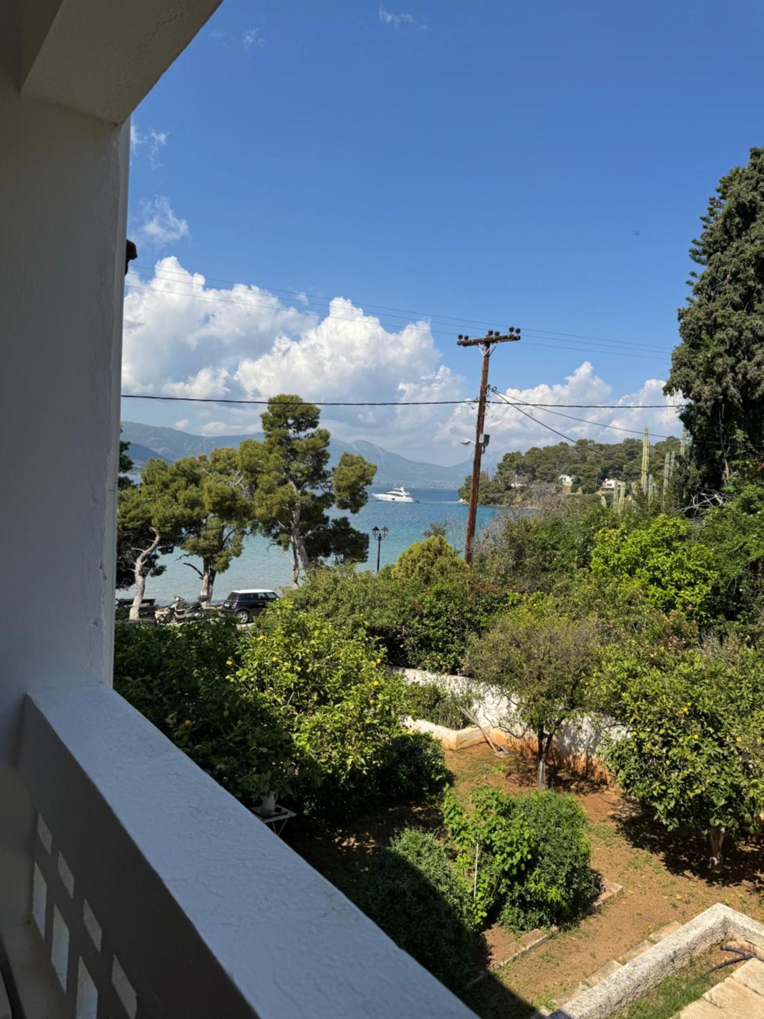 Seaview Apartment - Poros Relaxing Beachfront Flat Poros Town Exterior photo