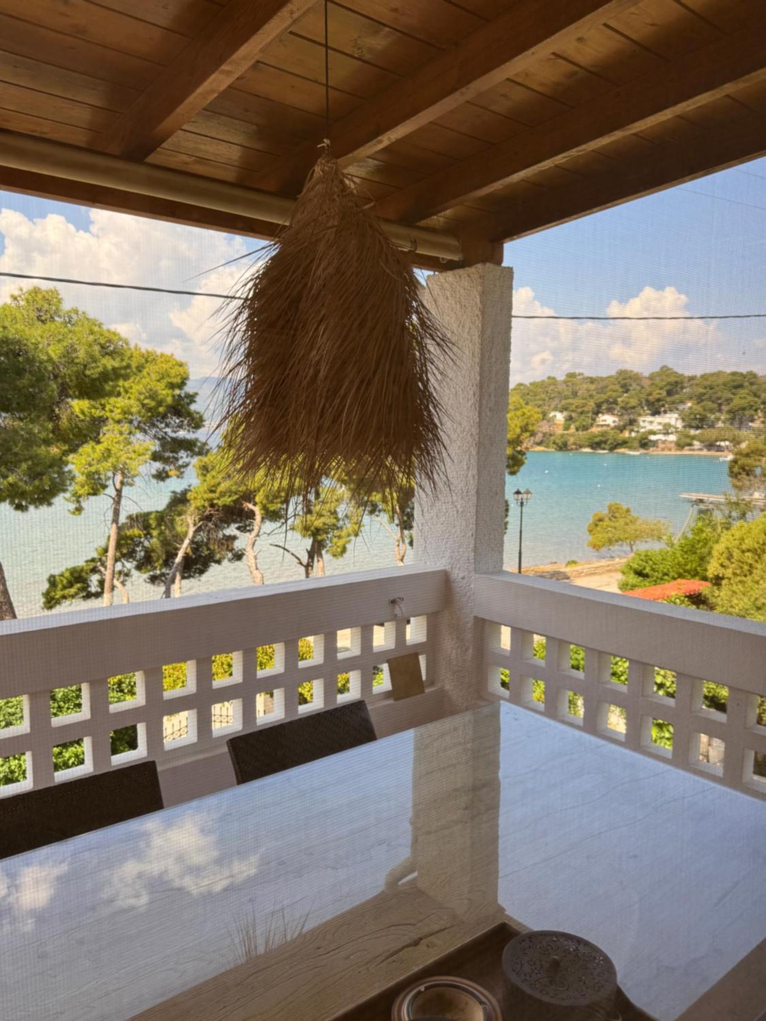 Seaview Apartment - Poros Relaxing Beachfront Flat Poros Town Exterior photo
